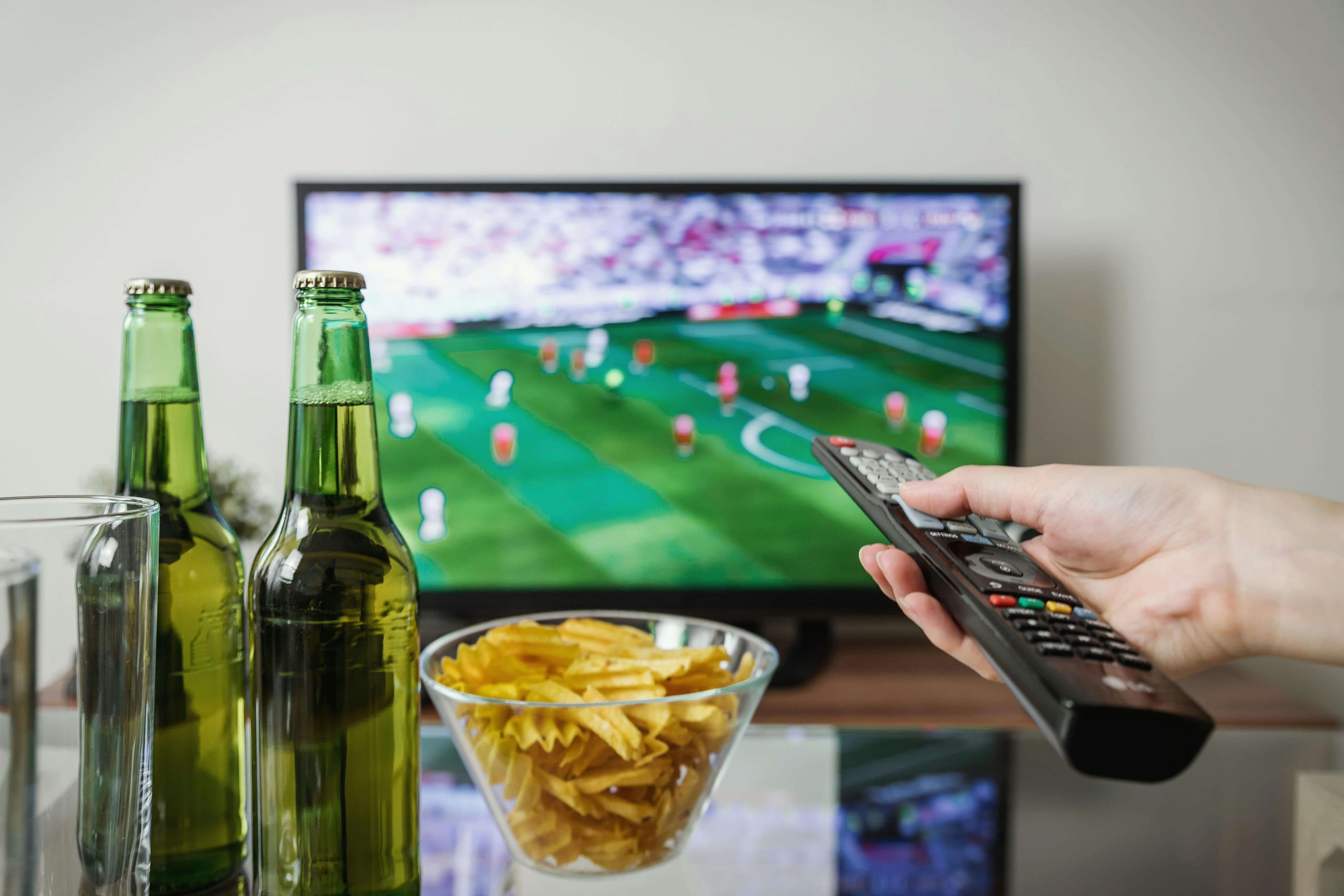 Famille regardant la télévision avec Abonnement IPTV 12 Mois en France